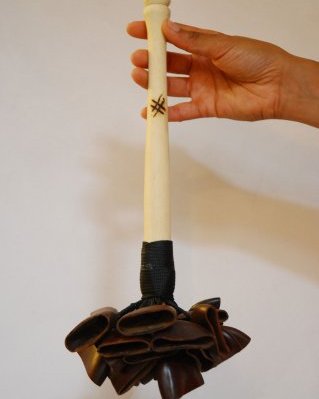 Sonajero racimo Entada con astil