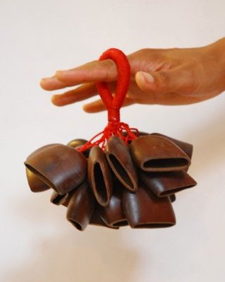 Sonajero racimo Entada con mango